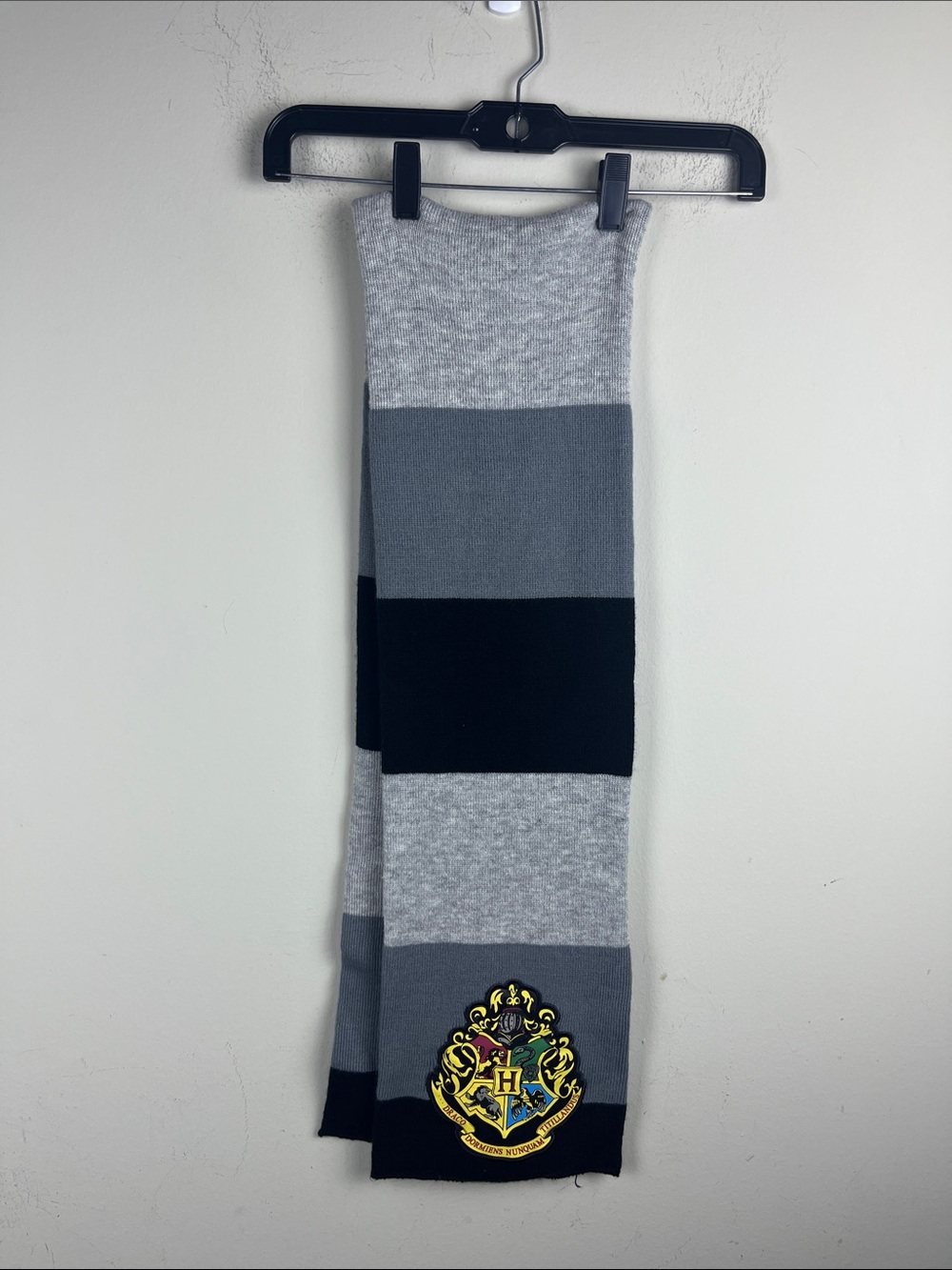 Warner Bros Harry Potter Hogwarts Crest Knit Scarf Gray Black Yellow Wizarding